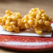 旬のおいしさを活かしたメニューは月替わり。お刺身をはじめ、鮮魚や野菜を使った「季節の炊き込みご飯」や一品料理など、その時期ならではの味を心ゆくまで堪能できます。