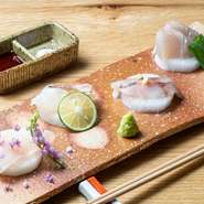 南房総で獲れる鮮度抜群のお刺身。新鮮ならではの食感や旨みを堪能できます。かつらむきの「巻き大根」と一緒にいかが。さっぱりとした味わいは格別です。
※写真は一例です。季節や仕入れにより内容が異なります。