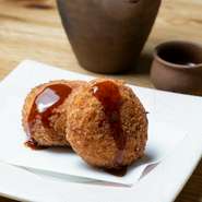 ジャガイモの代わりに長芋を使ったコロッケ。香ばしくカリッとした衣の後に、長芋のしっとりとろ～りとした食感が魅力的です。定番のコロッケとは異なる【のぼる】流コロッケに舌鼓。