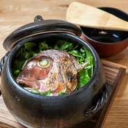 秋田県産の稀少な米「萌えみのり」を使用する、旬の素材を使った炊き込みご飯です。魚介や野菜など、米一粒ひと粒に季節の味が染み渡っています。
※写真は「真鯛の炊き込みご飯」。毎月メニューが変わります。