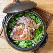 旬の食材をメインに、秘伝の炊き地で仕上げる「炊き込みご飯」は、秋田県産の米「萌えみのり」の一粒ひと粒に素材の旨みが染み渡り、だしの効いたやさしい味わい。毎月変わる食材も楽しみのひとつです。