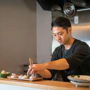 「毎回新鮮な気持ちで料理をつくる」と語る田貝氏。毎日同じ料理を繰り返す料理人が心がけているのは、その日仕入れた食材を見極め、一品ひと品丁寧に調理、ゲスト一人ひとりに想いを込めて提供することだとか。
