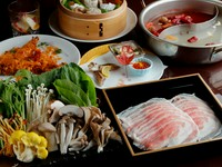 日本人の舌に合わせた旨辛い麻辣スープと高級薬膳食材「烏骨鶏」から出汁をとった白湯スープの鍋。おいしく食べて体のバランスを整えキレイを養う美容食の鉄板コースです。
