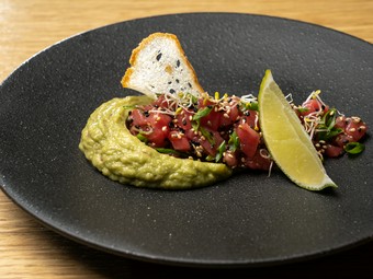 マグロとアボガドの鉄板の組み合わせ『マグロのタルタル　グアカモーレソース添え』