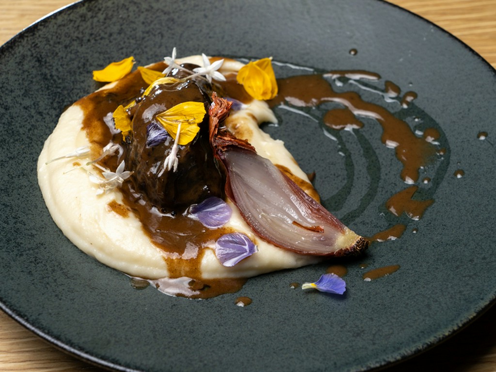 ほどけるような柔らかさ『牛肉デミグラス煮込みスモークポテトマッシュ添え』