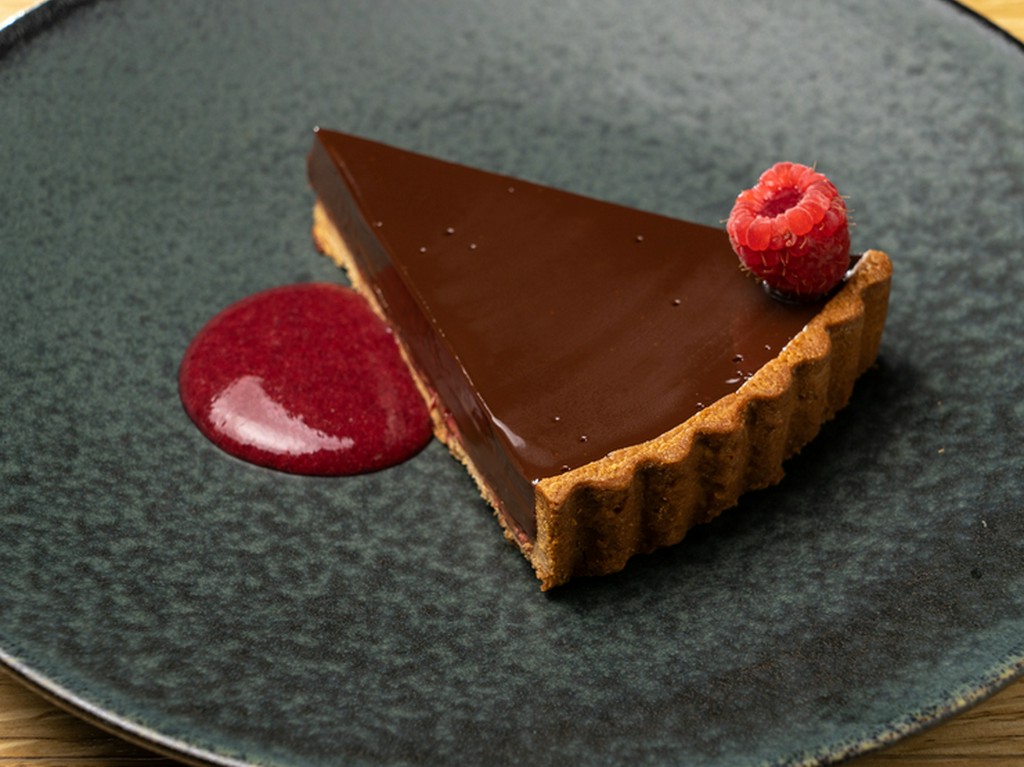 甘さ控えめのビターチョコレートが人気のオトナのスイーツ『チョコレートタルト』