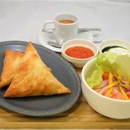 Beef "Samusa" & fresh tomato salad (Uzbek)
コーヒーor紅茶orオレンジジュース