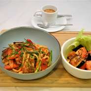 Uyghur "Lagman" with pickled eggplant salad
with tomatoes (Central Asia)
コーヒーor紅茶orオレンジジュース