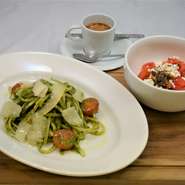 Pasta "Genovese" with fresh tomato salad
with feta cheese
コーヒーor紅茶orオレンジジュース