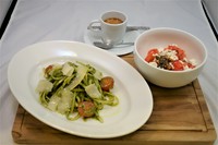 Pasta "Genovese" with fresh tomato salad
with feta cheese
コーヒーor紅茶orオレンジジュース