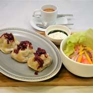 Uzbek "Manti" with fresh vegetable salad (Uzbek)
コーヒーor紅茶orオレンジジュース