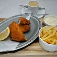 Fish and chips with french fries and tartar sause
コーヒーor紅茶orオレンジジュース