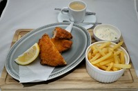 Fish and chips with french fries and tartar sause
コーヒーor紅茶orオレンジジュース