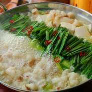 九州名物もつ鍋、鹿児島県産の黒毛和牛を使用したしゃぶしゃぶなど、宴会にぴったりの鍋料理が揃っています。最大で25名まで利用でき、エリア貸切も可能。ご予約・相談はお早めに。