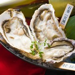 当店名物【生牡蠣2種食べ比べ】
仕入れにこだわりサイズ、味、質の良い牡蠣を2種を選択し味比べでご提供させていただきます。

・有明（あっさり）
・厚岸（濃厚）
・気仙沼（甘み）
(※仕入れの関係により変更あり)