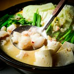 うまか屋オリジナルのもつ鍋です。
【地鶏の骨からとった特製スープ×地鶏×牛もつ】の贅沢コラボ！
2人前より承ります。