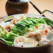 博多名物のもつ鍋です。
地鶏の骨からとった特製スープでぷりぷりの国産牛モツをたくさんの野菜と一緒にお召し上がりください。