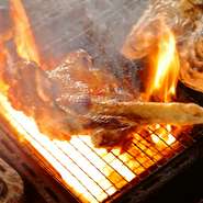 当店の魅力を1番感じる逸品『みやざき地頭鶏のごて焼き』。
地頭鶏の骨付きもも肉を炭火の炎の中に網を入れ焼き上げるので、鶏肉は余分な脂が抜け直火と遠赤外線による相乗効果で旨味をギュッと閉じ込めます。。