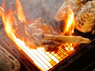 ギュッと濃縮された旨味が特徴『みやざき地頭鶏のごて焼き(もも炭火焼き)』