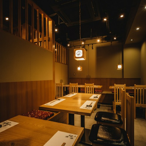 2階テーブル｜4名様×4席。最大で8名様までご利用可能です。