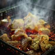 『ももの炭火焼き』は炭の香りをまとったジューシーな身質が絶品