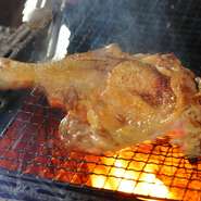 みやざき地頭鶏の中でも脂のノリが良いメスの地頭鶏に限定し、宮崎の生産者から直接仕入れています。焼き方にこだわり炭火の炎で丁寧に焼き上げるため、余分な脂が抜け、旨味を存分に味わうことができます。
