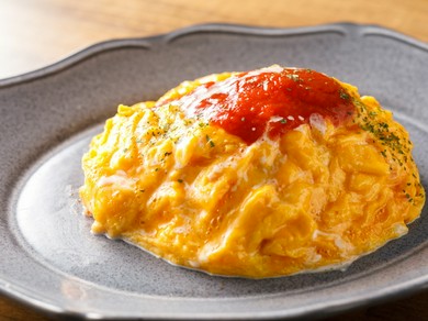 とろふわ食感の『名古屋コーチンのとろとろオムライス～自家製トマトソース～』