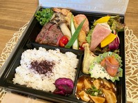 牛サーロインステーキをメインに、野菜のソテーや海老フライやキッシュ、唐揚げなど沢山の副菜が入る豪華な御弁当となります。副菜については、季節や仕込み状況によって変わりますので、ご注文時にお尋ねください。