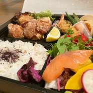 唐揚げ４個がメインの御弁当。副菜には、海老フライや春巻きやデリなどシェフおまかせの美味しい品々が入ります。満足感の得られる豪華御弁当となります。