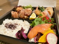 唐揚げ４個がメインの御弁当。副菜には、海老フライや春巻きやデリなどシェフおまかせの美味しい品々が入ります。満足感の得られる豪華御弁当となります。
