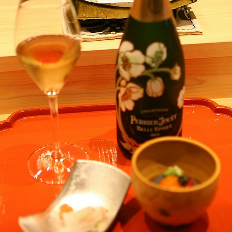 美しいオレンジ色のオレンジワインを用意