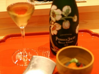 美しいオレンジ色のオレンジワインを用意