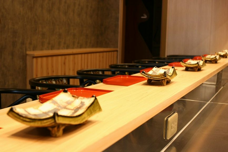 カウンター席だけの店、アットホームなもてなしに心やすらぐ