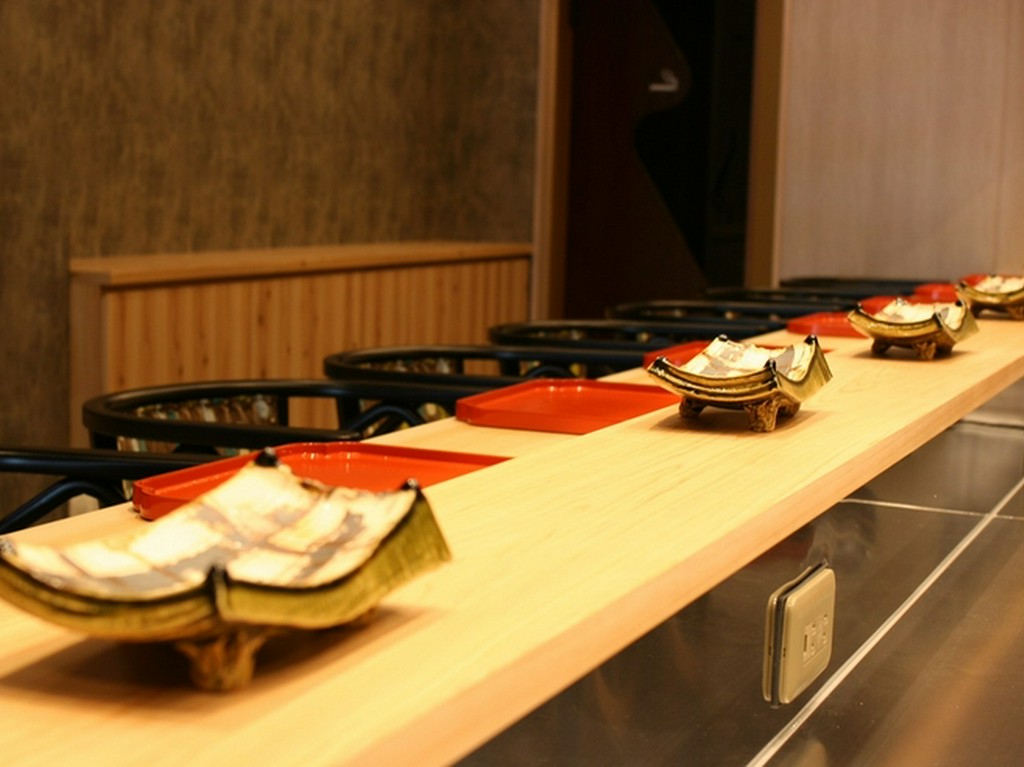 カウンター席だけの店、アットホームなもてなしに心やすらぐ