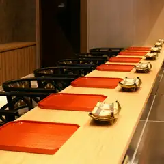 檜一枚板のカウンター、ぜいたくなひとり飯を満喫