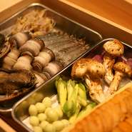 旬を迎え旨みの増した魚介6種、定番人気の才巻海老、旬菜5種の天ぷらがメイン。揚げたての逸品で季節を味わいます。才巻海老の天ぷらも3本入ってボリューム感もあるぜいたくコース。