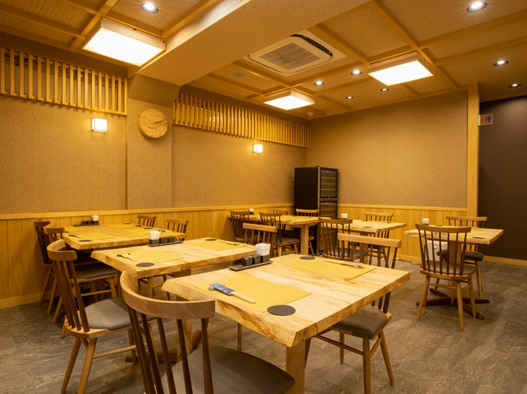 広々としたテーブル席、おいしい料理を囲んで一家団欒のひと時を