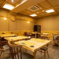 広々としたテーブル席、おいしい料理を囲んで一家団欒のひと時を