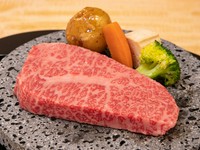 霜降りが入ったきめ細やかな肉質をお楽しみください
(100g) 4,000円
(200g)7,800円