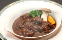 お肉がゴロゴロと入った、贅沢なビーフシチュー。 デミグラスソースはコクがあり、ほどよい酸味でマイルドな味わいに。お肉はホロホロと崩れるようにやわらかく、 口の中でとろけるような飛騨牛の旨味が広がります。