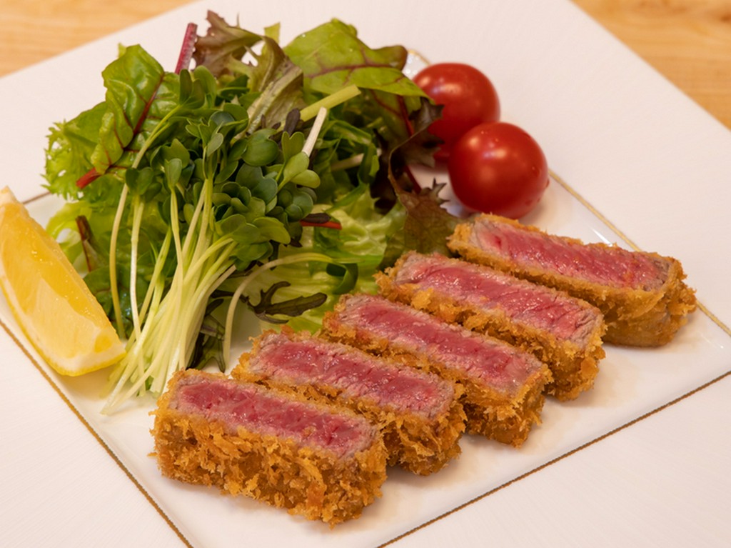 サクッとジューシー！じんわり染み出す肉汁が旨い『飛騨牛モモビーフカツ』
