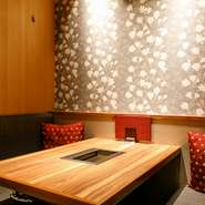 清潔感あふれるオシャレな店内。鉄板を囲んで美味しい肉を食べていると、自然と会話も盛り上がりそう。無煙ロースターを完備しており、服に匂いがつかないので、女子会・デートにもオススメです。