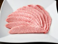 腕の部分で一頭からわずか3kgしかとれない部位です。隠れファンの多いミスジです。