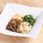 安福手作りのナムルを贅沢に盛り合わせで。