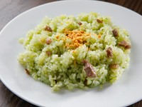 自家製のプルギニオンバターで作る人気のメニューです。緑の理由は店員まで。ハーフ600円（税込）