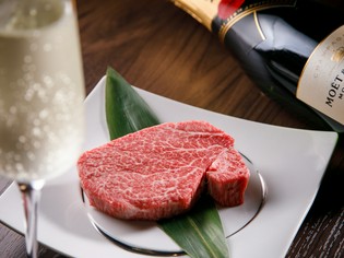 とろけるような食感が楽しめる、上質な「飛騨牛」を仕入れ