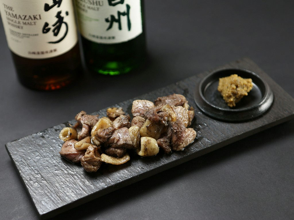 炭火でダイナミックに炙る事で、香ばしいかおりと絶妙な食感が楽しめる『知覧どりもも炙り焼き』
