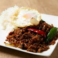鶏肉バジル＆ライス（バジル唐辛子炒め御飯）タイ料理の定番！アジアン食堂haruの中でも人気メニューです！甘辛さがちょうど良い鶏ひき肉と卵が良く馴染みリピート間違いナシな一皿です。お酒との相性も抜群。