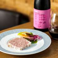 料理との相性を考慮し、吟味されたワインが自慢。グラスワインを豊富に取り揃えており、リーズナブルに楽しめるのも嬉しいポイント。「手の小さい方用」に開発されたリーデルのグラスワインでいただけます。