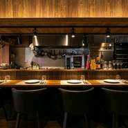 気さくな人柄のオーナー・荊木氏が優しく迎え入れてくれ、“おひとりさま”でも気兼ねなく訪れられる【 Nuages（ヌアージュ）】。博識な荊木氏と、料理やワインについて語り合うなんていかがですか？